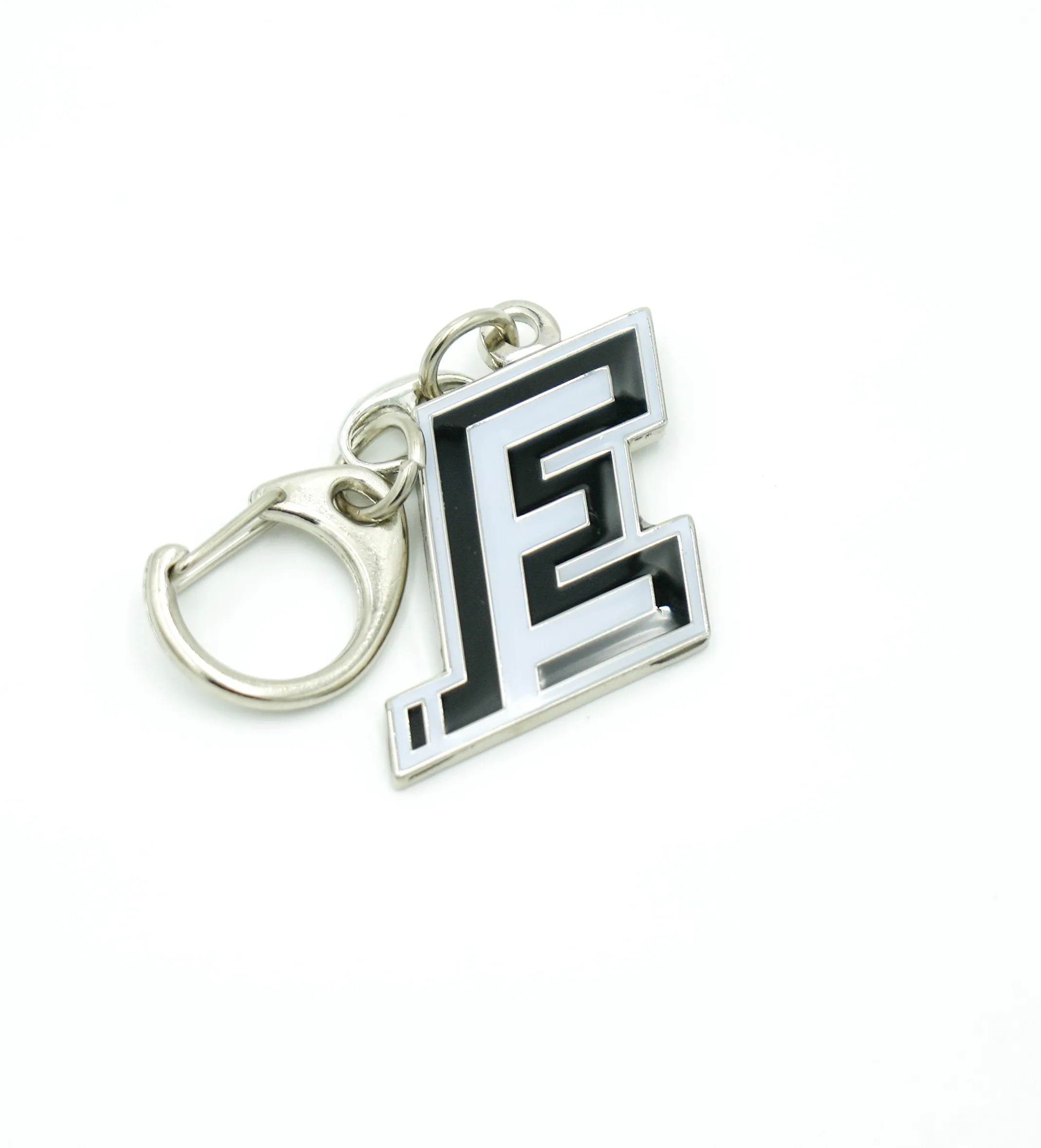 Kovový přívěsek E